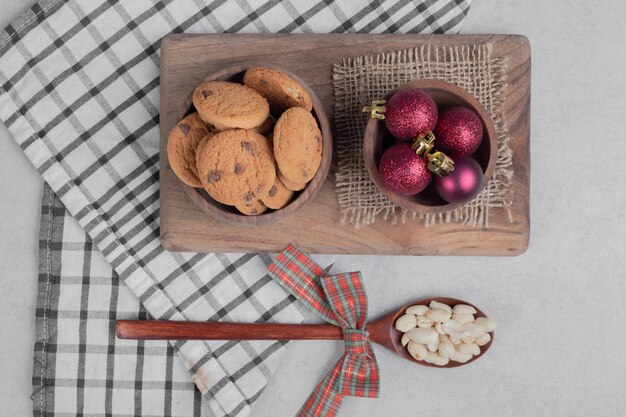 칩 쿠키와 흰색 테이블에 크리스마스 볼 그릇. 고품질 사진