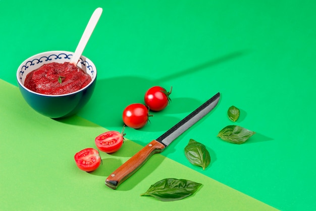 緑のテーブルに刻んだトマトのボウル