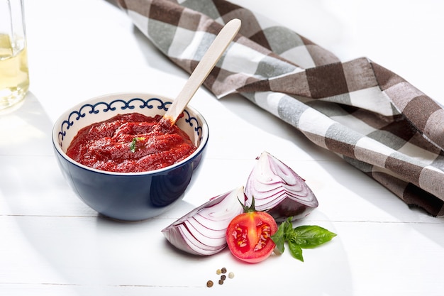 Foto gratuita ciotola di pomodori tagliati sulla tavola rustica