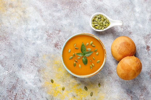Ciotola di deliziosa zuppa di zucca con semi.