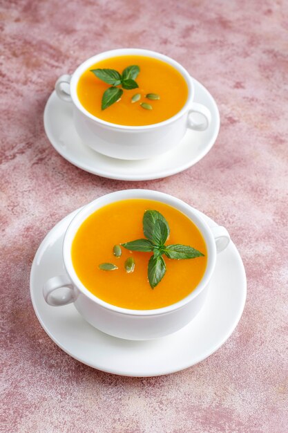 Чаша вкусного тыквенного супа с семенами.