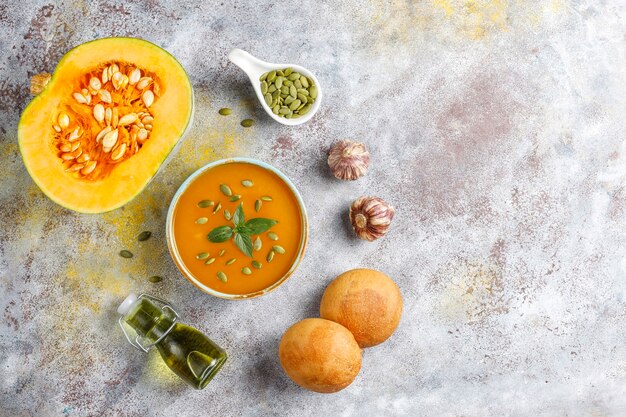 Foto gratuita ciotola di deliziosa zuppa di zucca con semi.