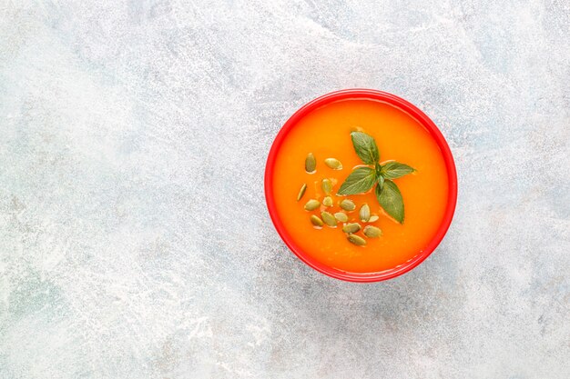 Чаша вкусного тыквенного супа с семенами.
