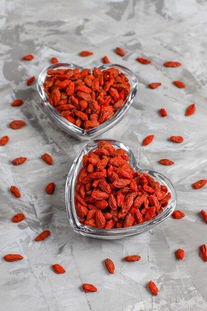 Foto gratuita ciotola di bacche di goji essiccate.