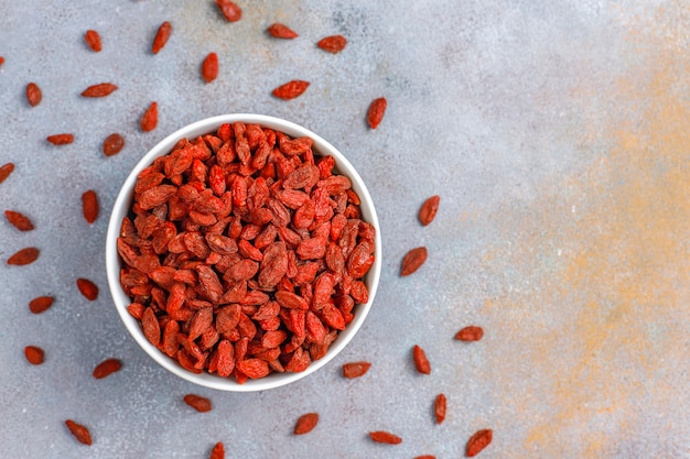 Foto gratuita ciotola di bacche di goji essiccate.