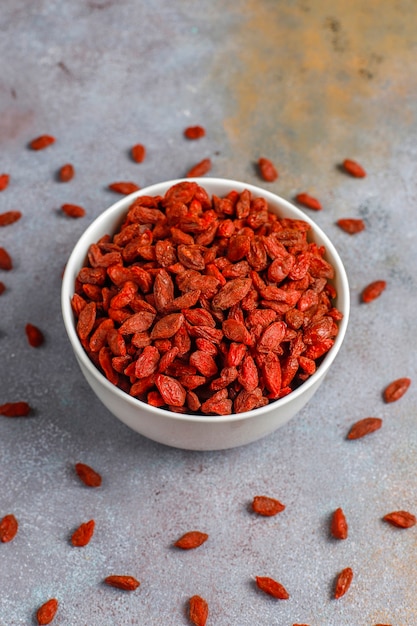 Foto gratuita ciotola di bacche di goji essiccate.