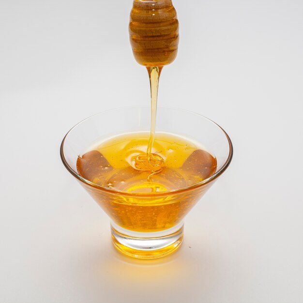 自家製蜂蜜で満たされたボウル