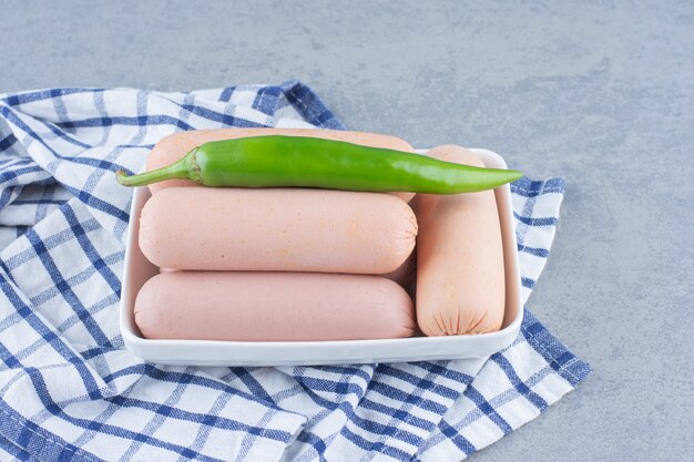 Free photo bowl full of sausage and green pepper.