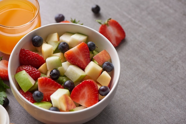 Чаша здорового салата из свежих фруктов. салат из свежих фруктов и овощей, здоровый завтрак.