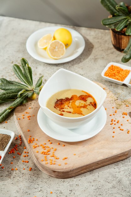 Foto gratuita scodella di zuppa di lenticchie con limone