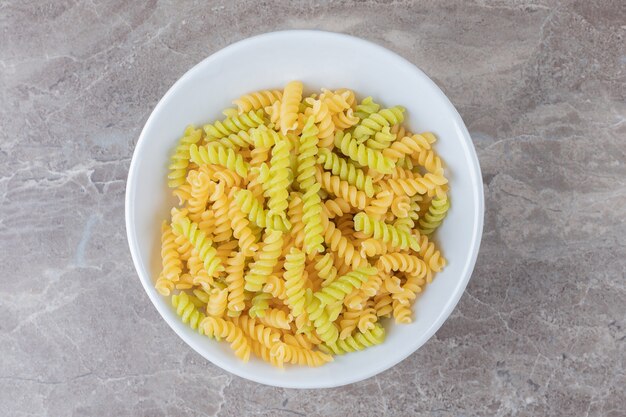 大理石の表面に、ミックス パスタのボウル。