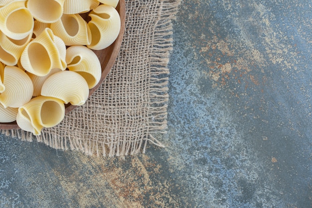 Foto gratuita una ciotola di pasta mista, sulla superficie di marmo.