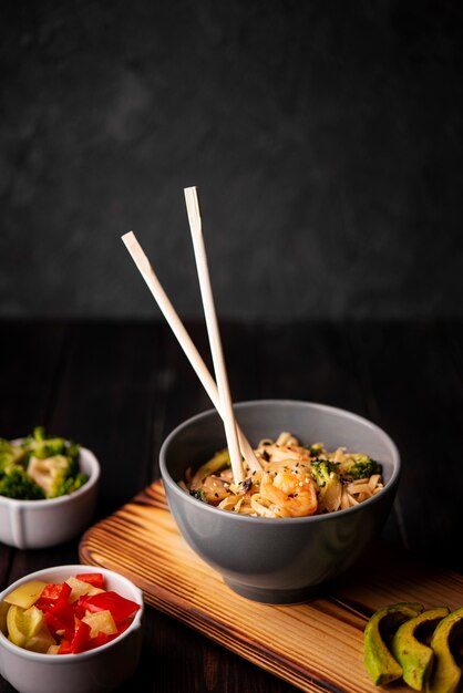 エビとコピースペース麺のボウル