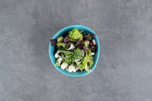 Бесплатное фото Чаша овощного салата на мраморном фоне. фото высокого качества