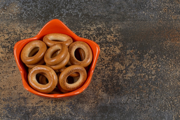 Foto gratuita ciotola di cracker salati su marmo.