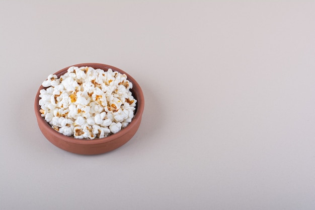 흰색 바탕에 영화의 밤을 위한 소금에 절인 팝콘 한 그릇. 고품질 사진