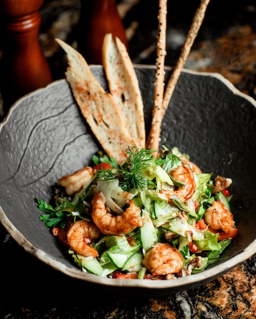 Free photo bowl of shrimp salad with teriyaki sauce