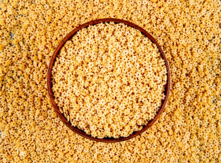 मुफ़्त फोटो bowl of stelline pasta on stelline pasta background top view