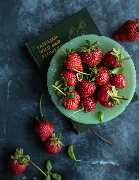Free photo bowl of strawberries
