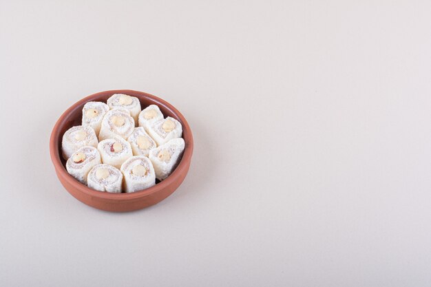 흰색 바탕에 견과류와 함께 달콤한 lokum 디저트 그릇. 고품질 사진