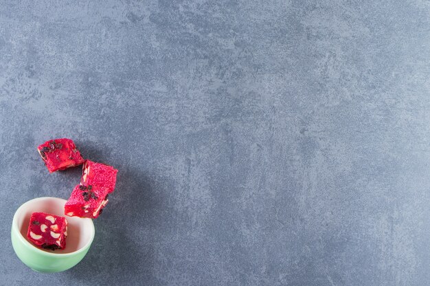 大理石の背景に、甘いトルコ菓子のボウル。