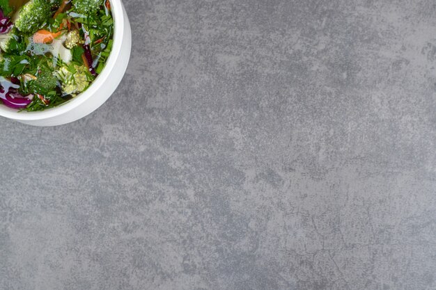 Ciotola di zuppa di verdure su fondo di marmo. foto di alta qualità