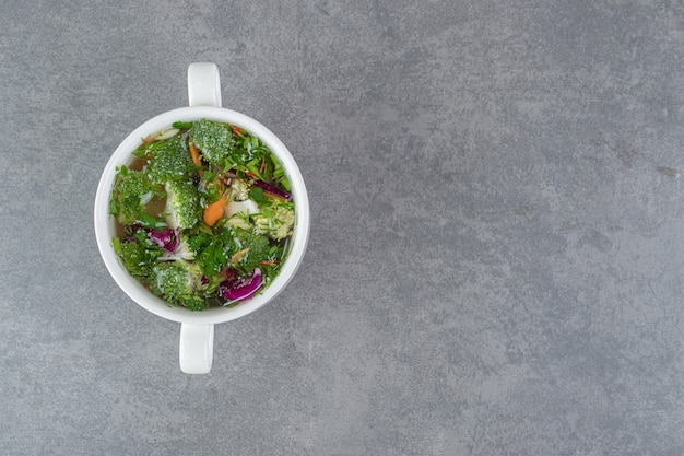 Foto gratuita ciotola di zuppa di verdure su fondo di marmo. foto di alta qualità