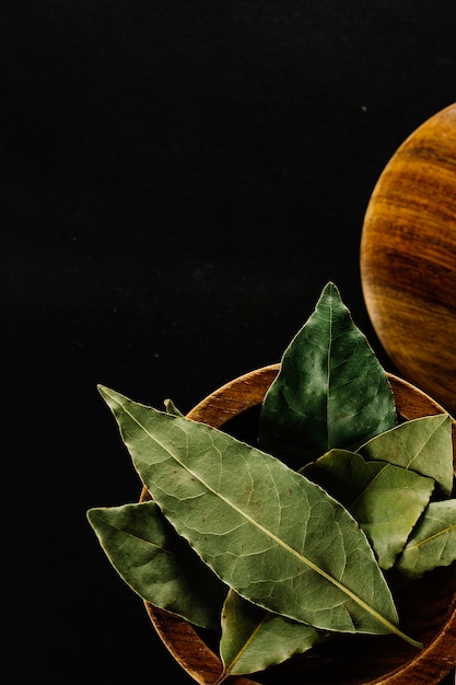 Free photo bowl with bay leaves