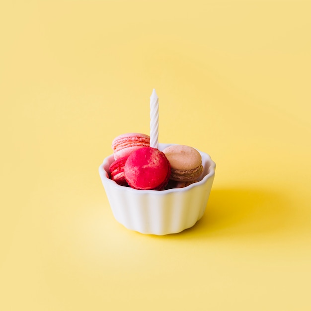 Free photo bowl with birthday macaroons