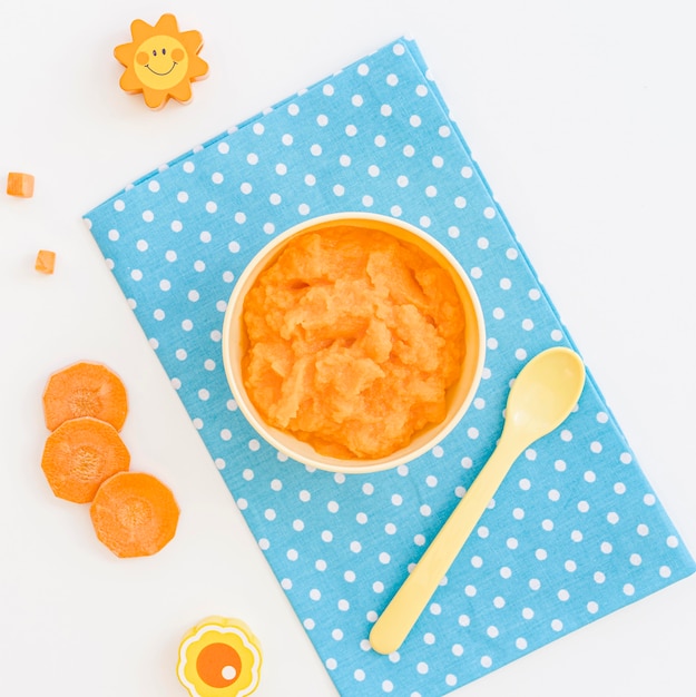 Free photo bowl with carrot puree for baby