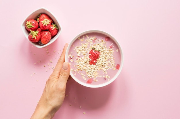 Free photo bowl with cereals and fruits