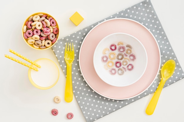 Free photo bowl with cereals and milk