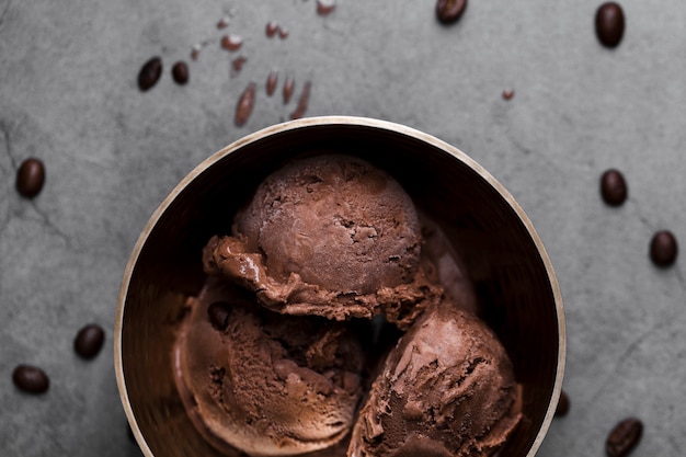 Чаша с шоколадным мороженым