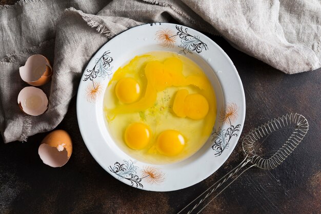 계란 노른자와 그릇