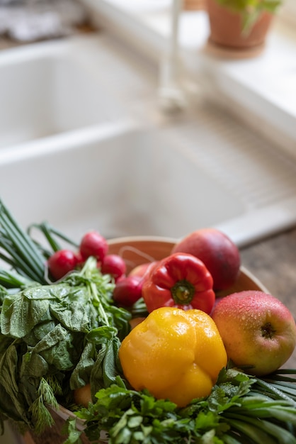 Foto gratuita ciotola con frutta e verdura ad angolo alto