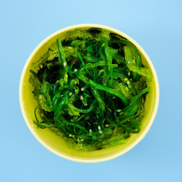 Чаша с салатом из зеленых водорослей