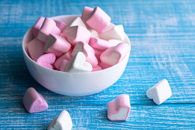 Free photo bowl with marshmallows in the form of hearts close up