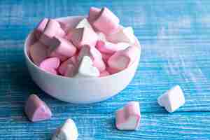 Free photo bowl with marshmallows in the form of hearts close up