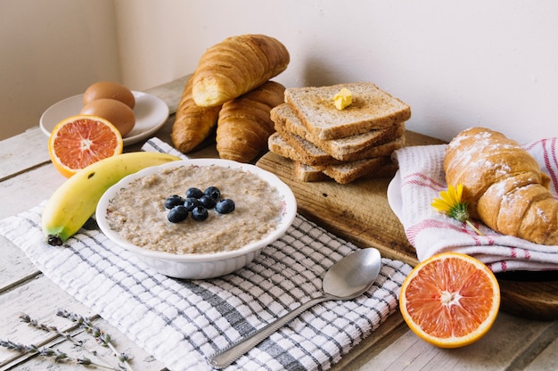 Free photo bowl with mush and fruits