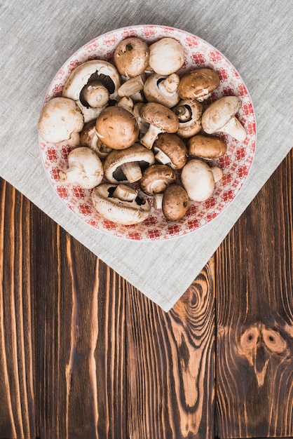 Free photo bowl with mushrooms standing on napkin