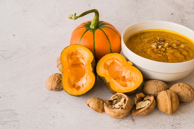 Foto gratuita scodella con zuppa di zucca sul tavolo