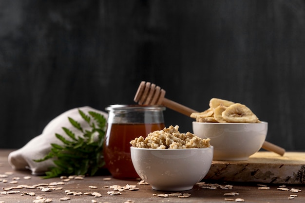 Foto gratuita ciotola con yogurt e cereali muesli con miele