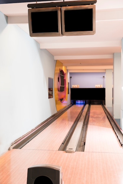 Foto gratuita corsie da bowling con pavimento in legno