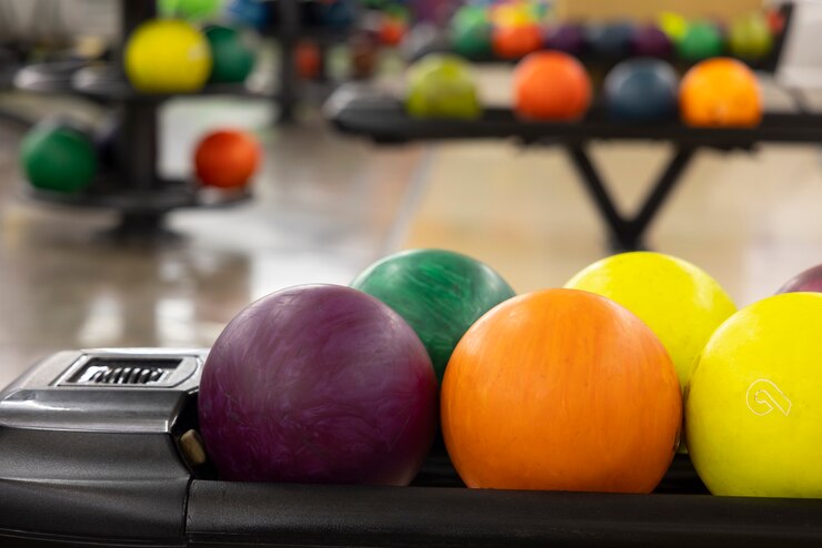 Free Photo bowling balls arrangement still life