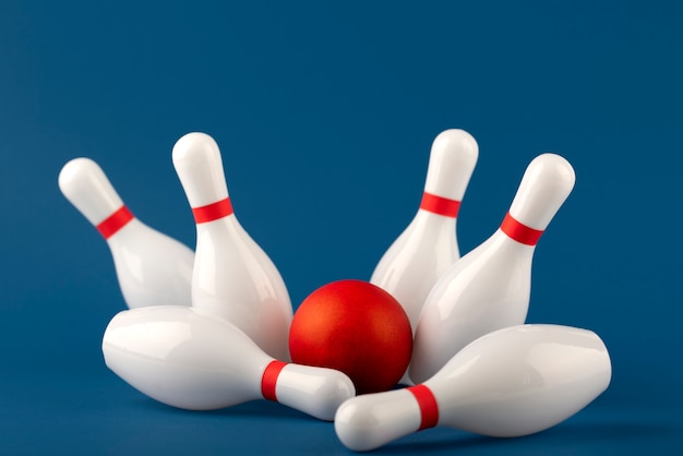 Foto gratuita birilli da bowling e disposizione della palla