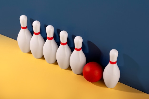 Foto gratuita birilli da bowling e disposizione della palla