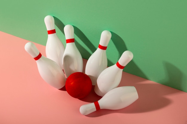 Foto gratuita birilli da bowling e disposizione della palla