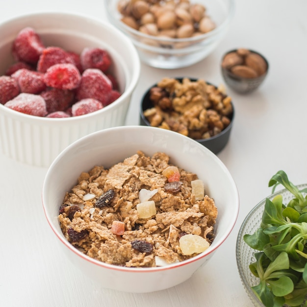 Foto gratuita ciotole con gustosa colazione