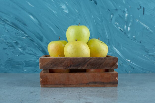 대리석 배경에 신선한 사과 한 상자. 고품질 사진