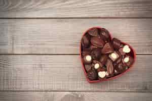 Foto gratuita scatola piena di cuori di cioccolato